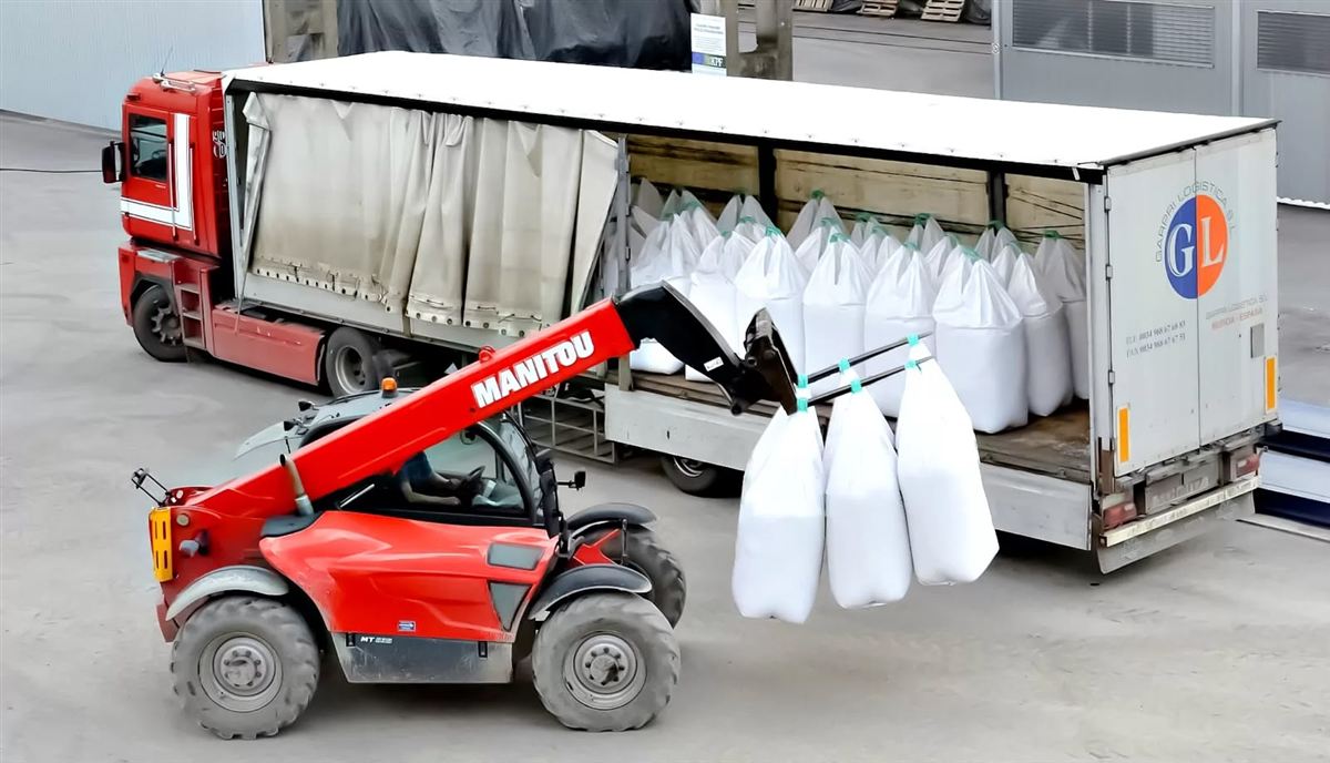 Krautuvas krauna didmaišius į sunkvežimio priekabą ekspedicijai