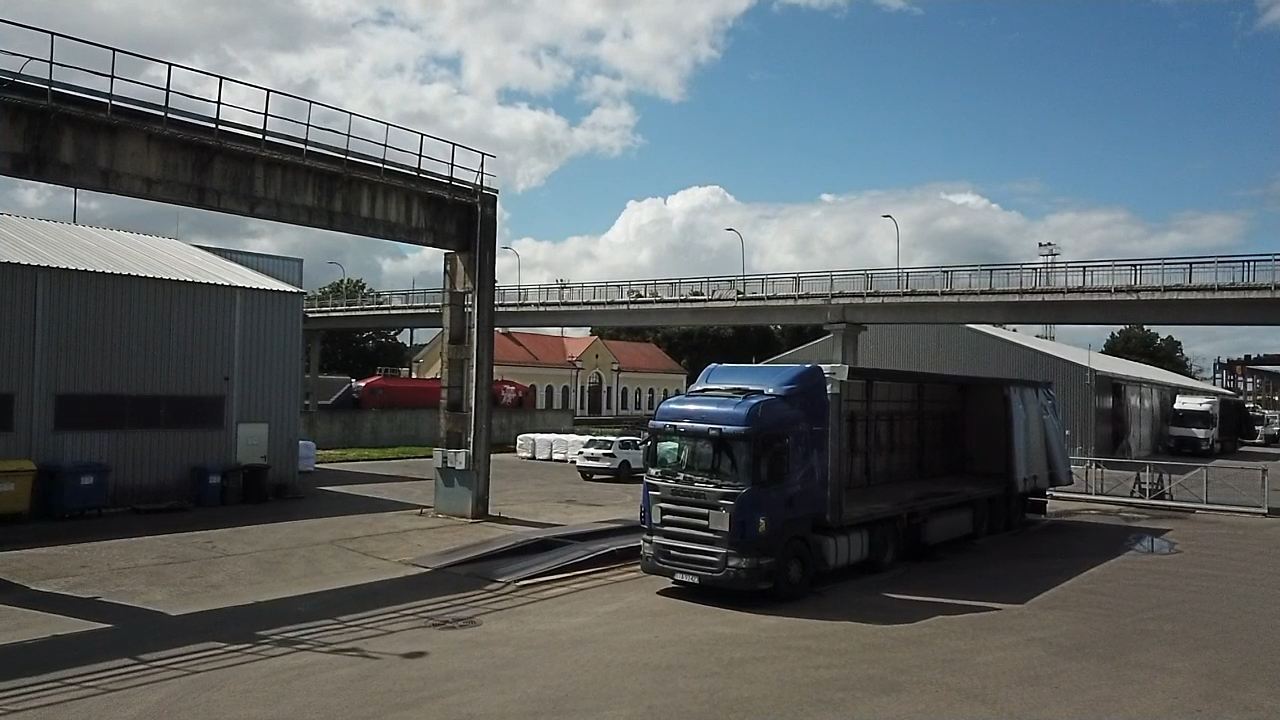 Sunkvežimio svėrimas terminale po pakrovimo estakada