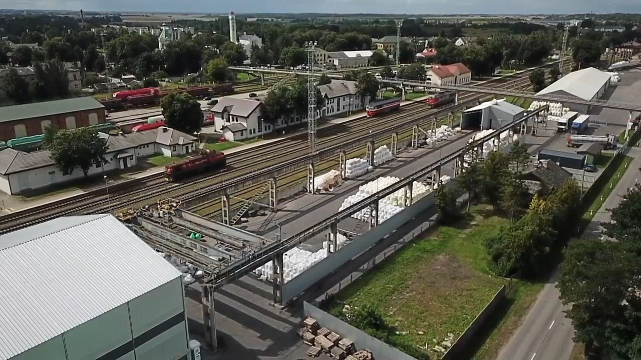 Ebresa terminalo vaizdas iš oro — geležinkelio atšakos, vagonai ir sandėliavimo pastatai Kybartuose