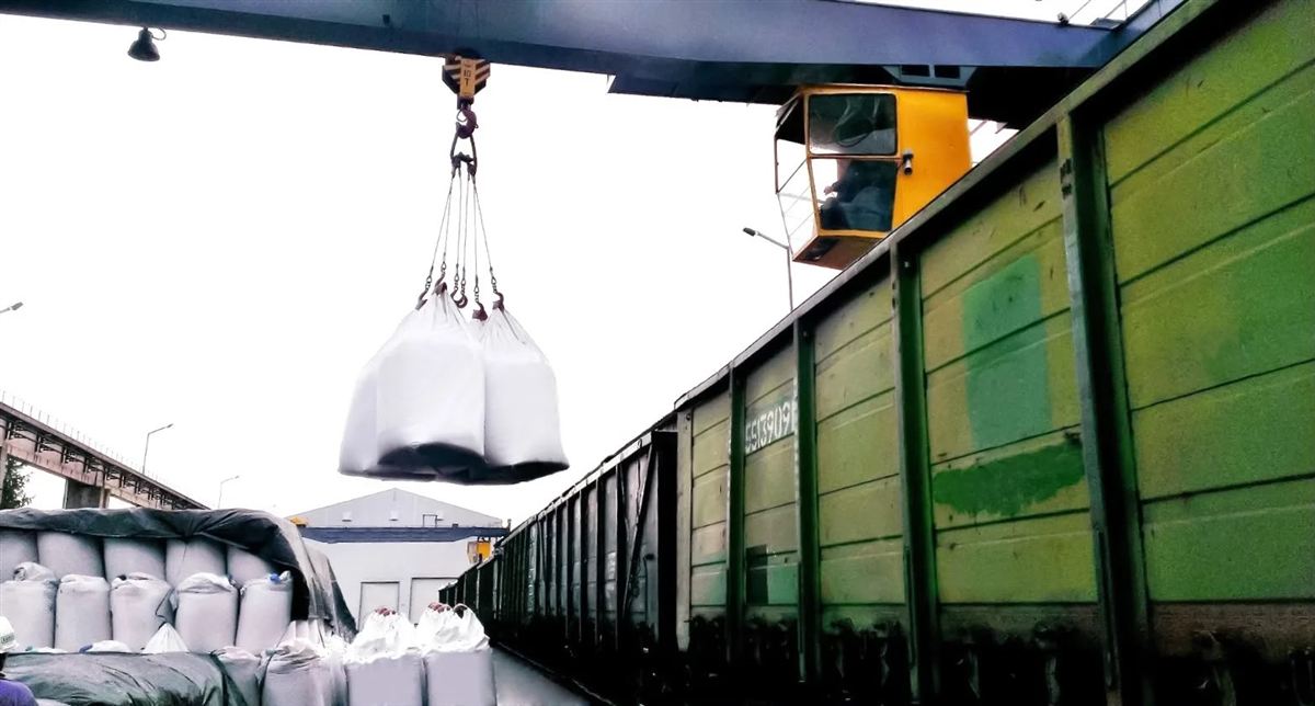 Big bagų pakrovimas kranu į geležinkelio vagoną